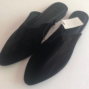 UO Black Velvet Slip On Shoes Pointed Toe NWT Sz 9